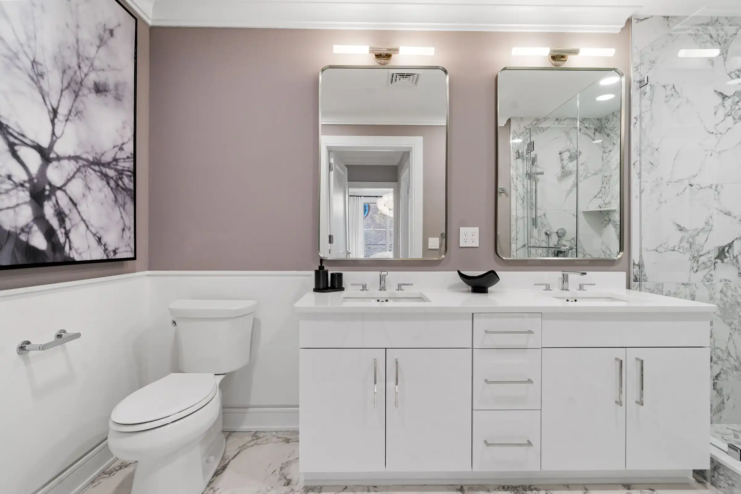 Adelphi Interior Bathroom Image - View 7