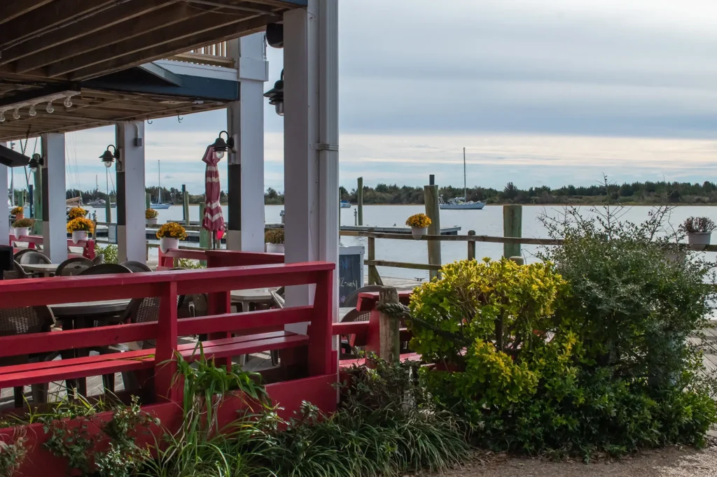 Downtown Beaufort North Carolina - Restaurants, waterfront dining, wine and coffee, scenes from the historic waterfront city in NC.