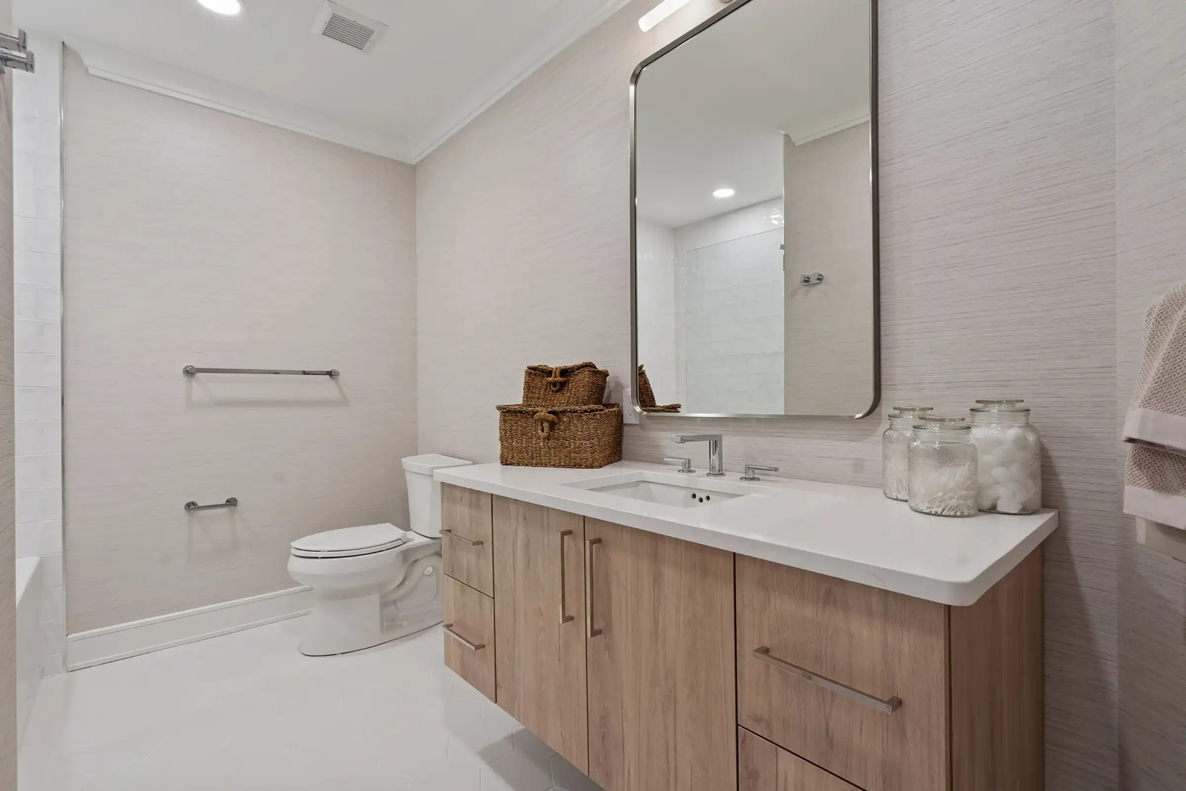 Adelphi Interior Bathroom Image - View 23