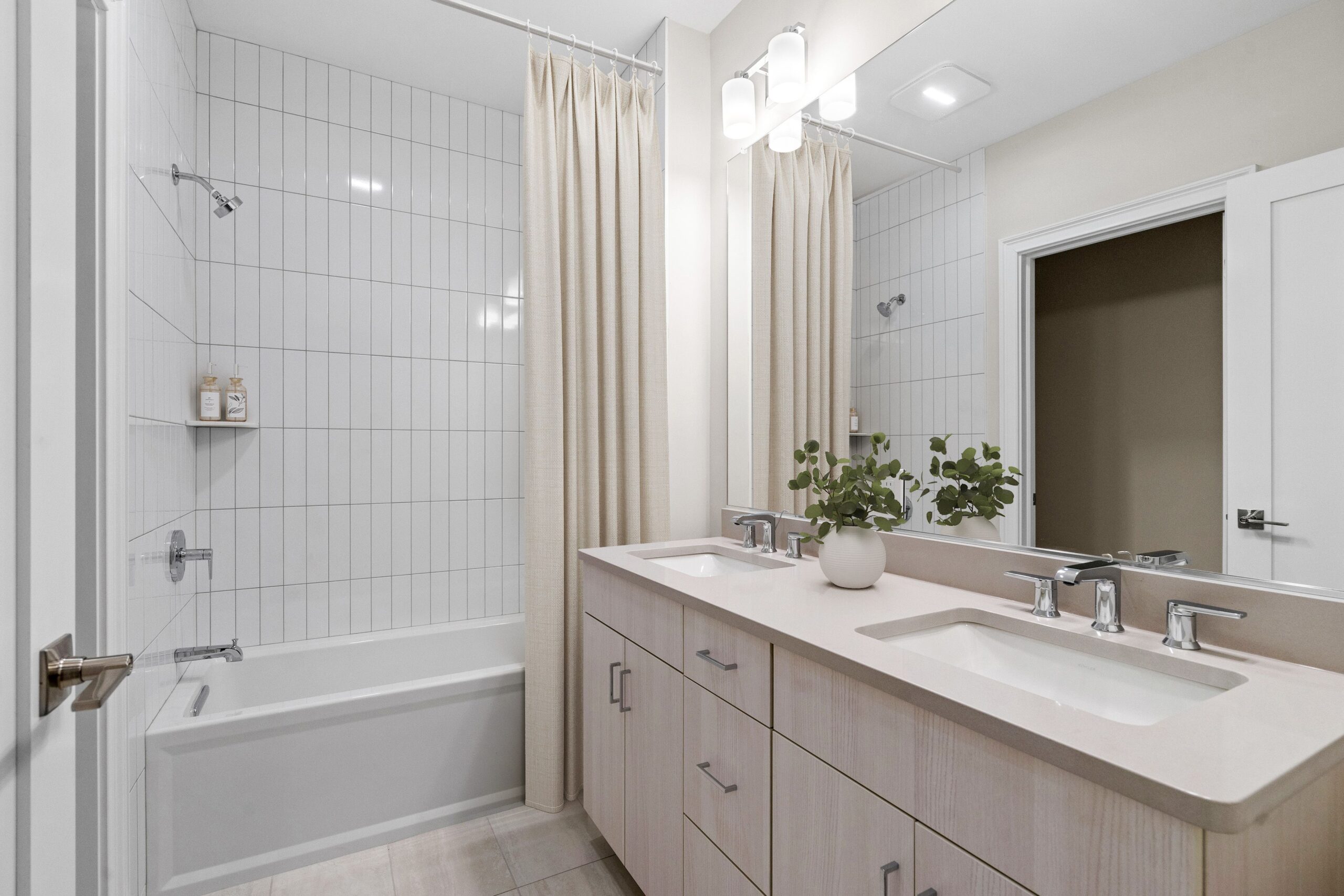 Interior of home at Oak Ridge in Saratoga Springs - View 4