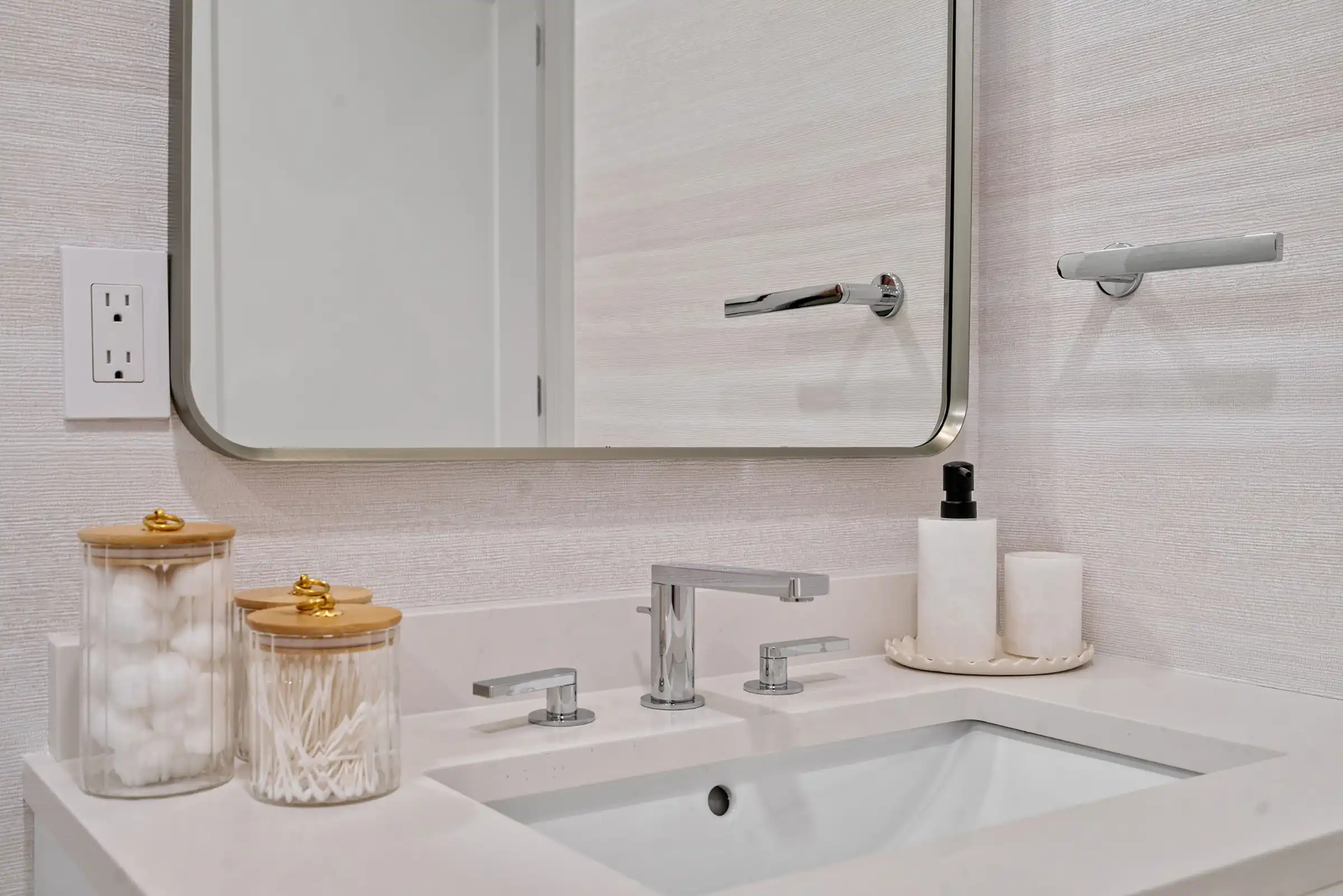 Adelphi Interior Bathroom Image - View 2