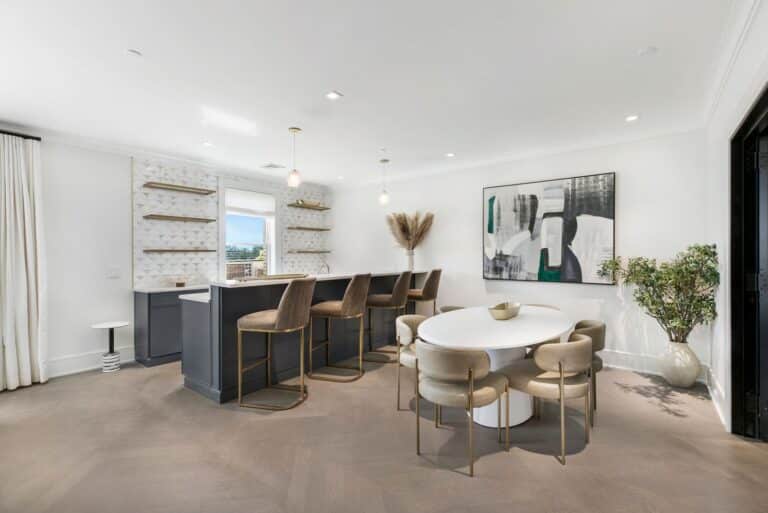 Model M - View 16, Opens Model Box