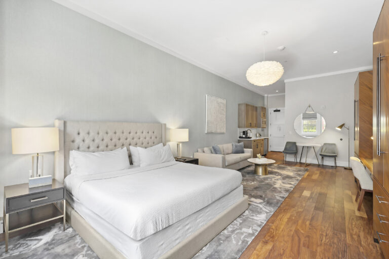 Vanderbilt- King Bed Suite