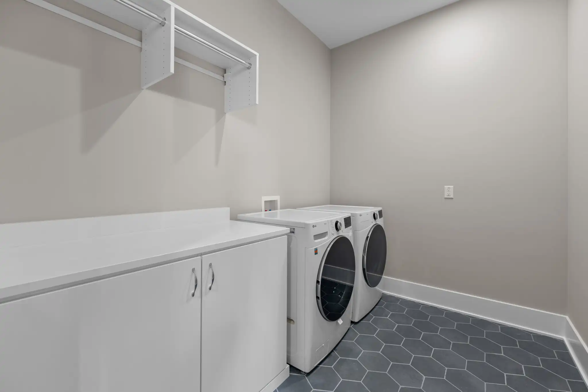  - View 24, Opens Model Box