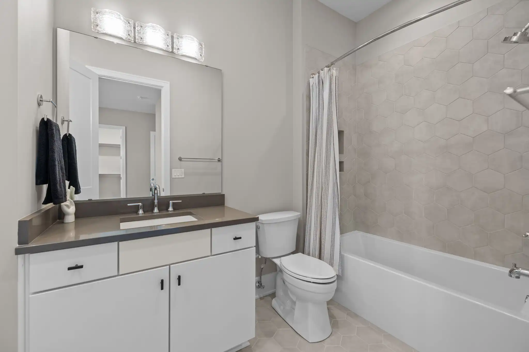  - View 23, Opens Model Box